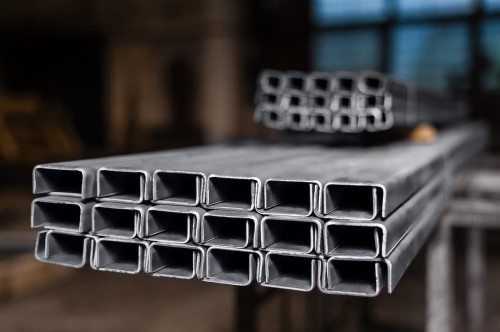 Stalowe profile prostokątne, ułożone w stos, przypominające ceownik UNP 300 mm x 100 mm x 10 mm