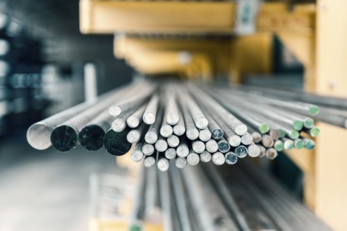 Metalowe pręty ciągnione o okrągłym przekroju, różna długość, na magazynowej półce