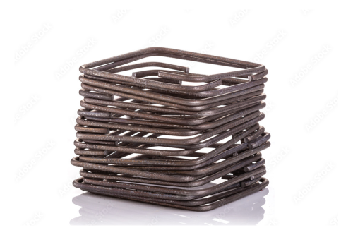 Stos żebrowanych strzemion zbrojeniowych o wymiarach 18 cm x 54 cm i średnicy fi 8 mm