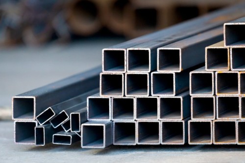 Stalowe profile prostokątne o wymiarach 50x30 mm stosowane w budownictwie i konstrukcjach