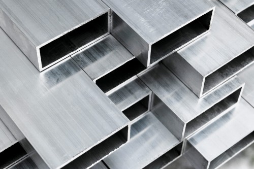 Metalowe profile prostokątne, stal nierdzewna 40 mm x 40 mm x 2 mm, o długości 600 cm