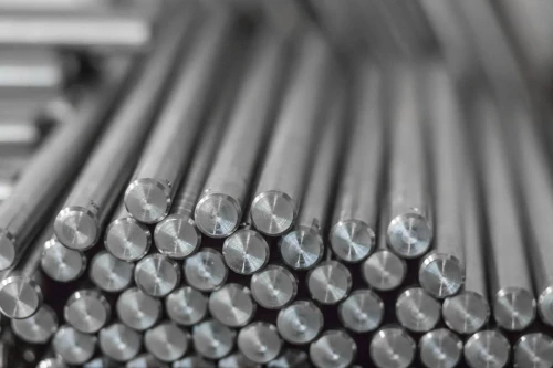 Metalowe pręty okrągłe fi 22 ułożone w stosie, stalowe powierzchnie gładkie i błyszczące