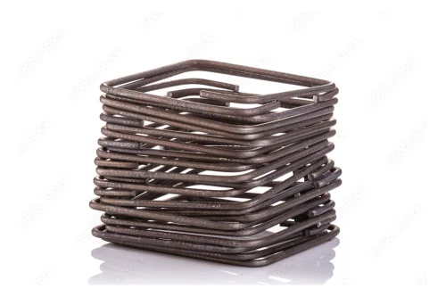 Stos żebrowanych strzemion zbrojeniowych o wymiarach 18 cm x 54 cm i średnicy fi 8 mm