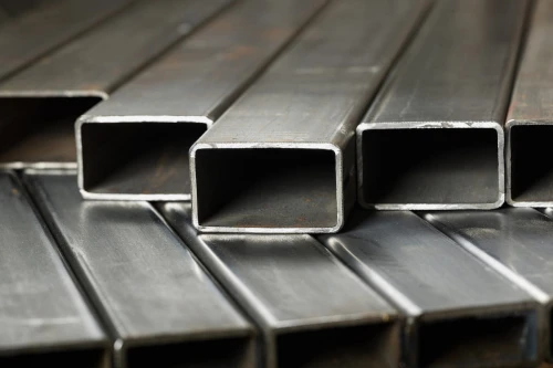 Stalowe profile prostokątne o wymiarach 30 mm x 10 mm x 2 mm, długość 600 cm, ułożone razem.