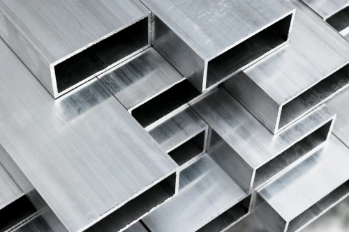 Metalowe profile prostokątne, stal nierdzewna 40 mm x 40 mm x 2 mm, o długości 600 cm