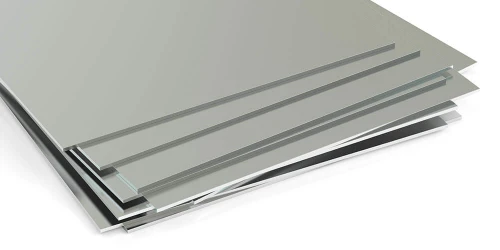 Kilka arkuszy blachy nierdzewnej o wymiarach 0,6 mm x 1000 mm x 2000 mm ułożonych na sobie